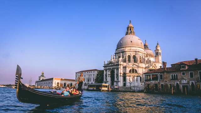 gondola salute